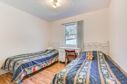 Ένα ή περισσότερα κρεβάτια σε δωμάτιο στο Private Deck Berkeley Springs Getaway!