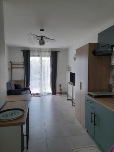 une pièce avec une cuisine et un salon dans l'établissement studio indépendant, à Rochefort