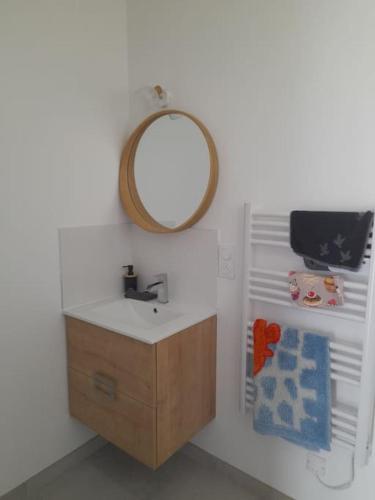 une salle de bain avec un lavabo et un miroir dans l'établissement studio indépendant, à Rochefort