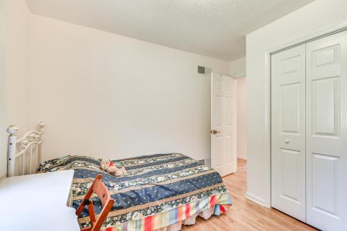 Ένα ή περισσότερα κρεβάτια σε δωμάτιο στο Private Deck Berkeley Springs Getaway!