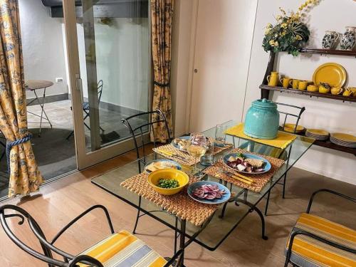 a room with a glass table with plates of food on it at Casa Larius in Como