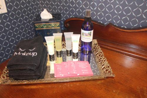 a tray with a bottle of wine and other cosmetics at Apple Crest Inn in Gentry