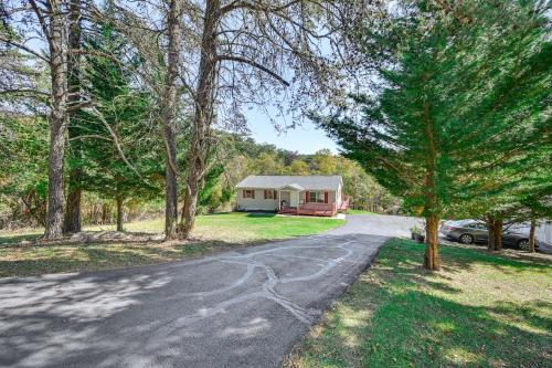 Κήπος έξω από το Private Deck Berkeley Springs Getaway!