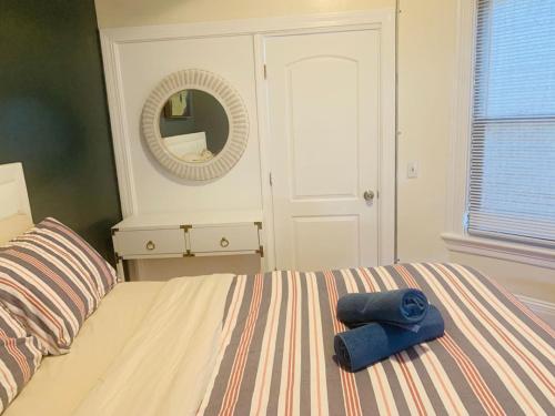 Ένα ή περισσότερα κρεβάτια σε δωμάτιο στο Nice room in Federal Hill, Downtown with shared bathroom 24