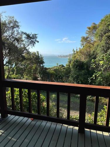 une vue sur l'océan depuis une terrasse avec vue dans l'établissement Ōmāpere Bach, à Omapere