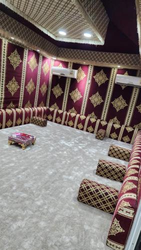 a room with a stage with red and gold walls at استراحة شاطئ ابحر الجنوبيه south obhur beatch chalet in Jeddah