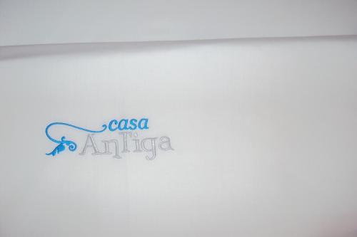 un letrero en la pared que dice casa amigosa en Casa Antiga, en Odeceixe