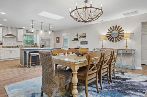 a kitchen and dining room with a table and chairs at Vicino al Mare in Hilton Head Island