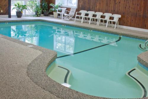 a swimming pool with blue water in a hotel at Anchorage Inn Burlington in Burlington