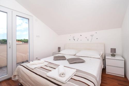 Postel nebo postele na pokoji v ubytování Apartments Sara