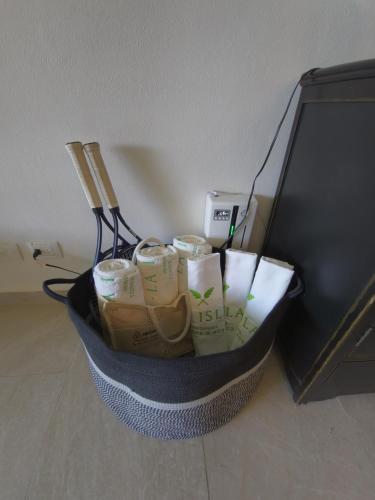 a basket filled with paper cups and a charger at LA ISLA RESIDENCES, DEPA DE LUJO, Acapulco Diamante in Acapulco