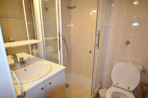 une salle de bain avec une douche, des toilettes et un lavabo dans l'établissement Résidence Tougnette - Studio équipé ski aux pieds aux Ménuires MAE-4004, aux Menuires