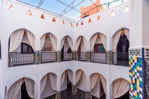 a room with white walls and a ceiling with arches at Riad L'ECOLE in Marrakech