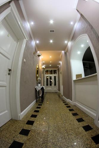 a hallway of a building with an arched doorway at Mazurski Dwór in Olecko