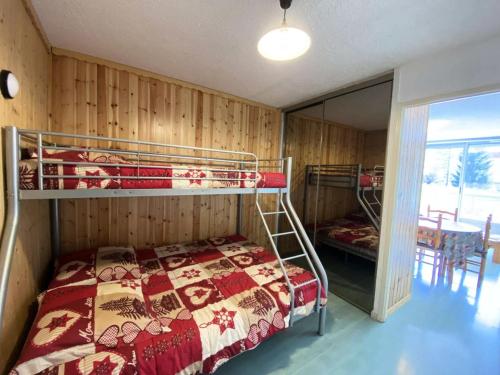 une chambre avec un lit superposé et une table dans l'établissement Résidence Cote Brune 5 - Studio pour 5 Personnes 551, à Vénosc