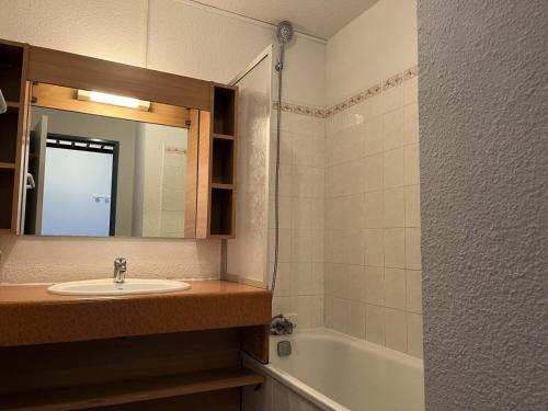 une salle de bain avec un lavabo, un miroir et une baignoire dans l'établissement Résidence Balcons Du Soleil 1 - T2/6pers BALCONS DU SOLEIL 71- Peyresourde MAE-9404, à Germ
