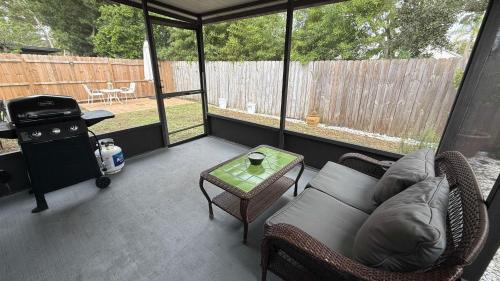 Χώρος καθιστικού στο Charming Room1 in Cozy Jax House
