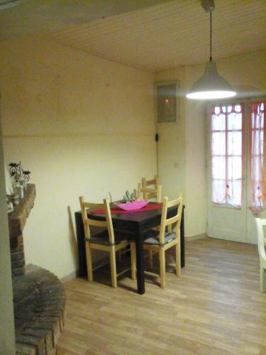 una mesa de comedor y sillas en una habitación en La Casina, en Lari