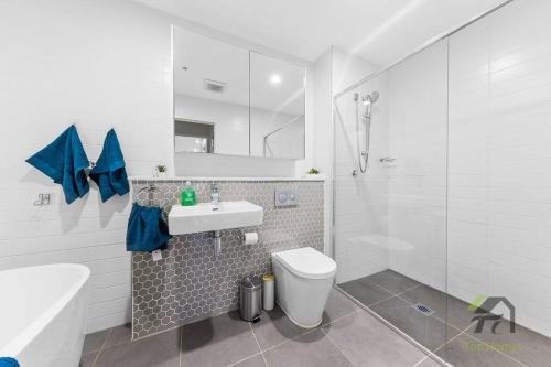 Ένα μπάνιο στο Spacious 2Bedeoom Apartment -Lovely Nest