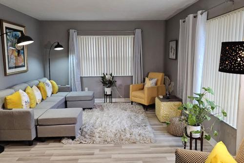 a living room with a couch and a chair at Wynwood Miami Family Oasis in Miami