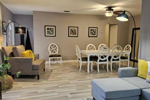 a living room with a table and chairs at Wynwood Miami Family Oasis in Miami