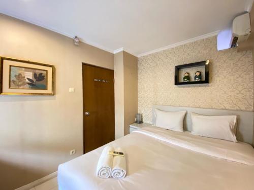 Katil atau katil-katil dalam bilik di Cozy Living 2BR Apartment at Gateway Ahmad Yani Cicadas By Travelio