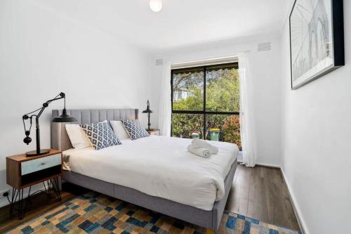 Ένα ή περισσότερα κρεβάτια σε δωμάτιο στο Low Maintenance Living in Perfect BoxHill Location