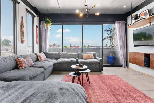 a living room with a couch and a large window at Lujoso APARTAMENTO en Centro de Puebla in Puebla