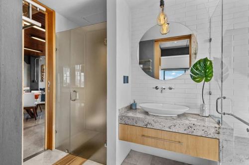 a bathroom with a sink and a mirror at Lujoso APARTAMENTO en Centro de Puebla in Puebla