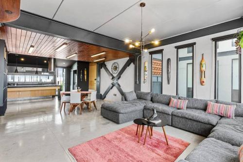 a living room with a couch and a table at Lujoso APARTAMENTO en Centro de Puebla in Puebla