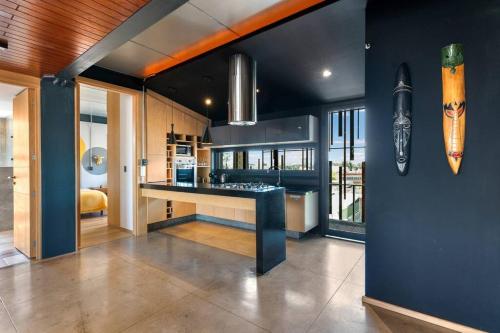 a kitchen with a black wall with a bat head on it at Lujoso APARTAMENTO en Centro de Puebla in Puebla