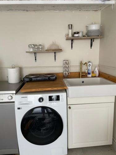 a kitchen with a washing machine and a sink at Fatih Balat tarihin içinden konut - 3 in Istanbul