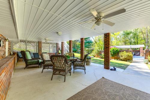 1 Mi to Dtwn Home with Fire Pit and Deck in Hudson!にあるパティオまたは屋外エリア