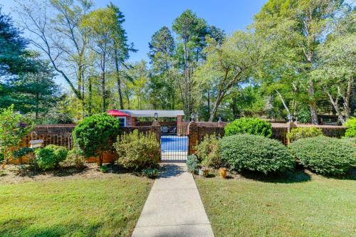 1 Mi to Dtwn Home with Fire Pit and Deck in Hudson!にある庭