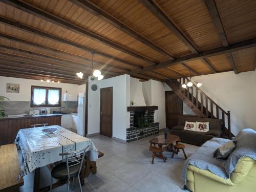 Il dispose d'une cuisine et d'un salon avec un plafond en bois. dans l'établissement Gîte Montagne avec Cheminée - 4 chambres, Animaux acceptés - FR-1-582-243, à Araules