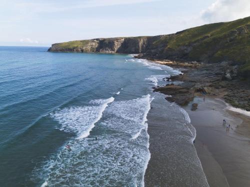 une vue aérienne d'une plage avec des gens dessus dans l'établissement Great Tregath by Wigwam Holidays, à Camelford