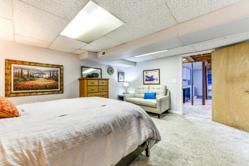 1 Mi to Dtwn Home with Fire Pit and Deck in Hudson!にあるベッド