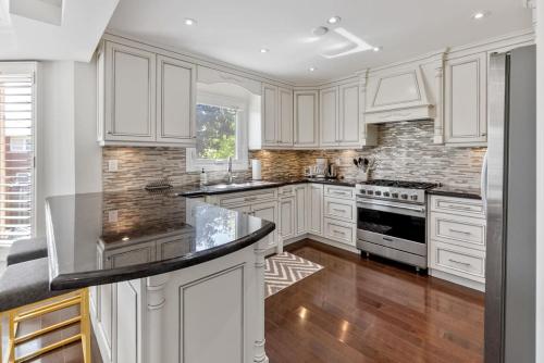 Gallery image of Modern 4BR Retreat with Premium Comforts and Parking in Richmond Hill