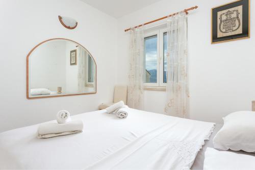 Postel nebo postele na pokoji v ubytování Apartment Postira 2948b