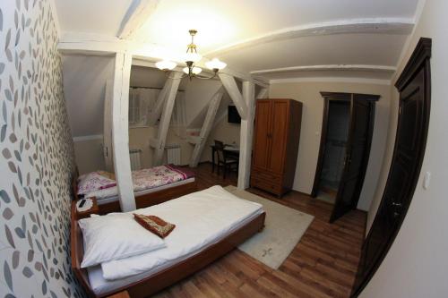 a small room with a bed and a mirror at Mazurski Dwór in Olecko