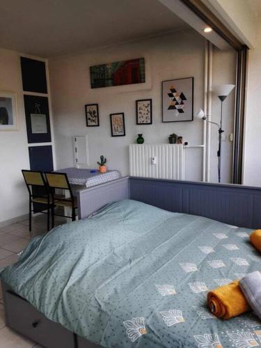 une chambre avec un lit et une table et une salle à manger dans l'établissement Studio Cannes Marina - port Mandelieu, à Mandelieu-la-Napoule