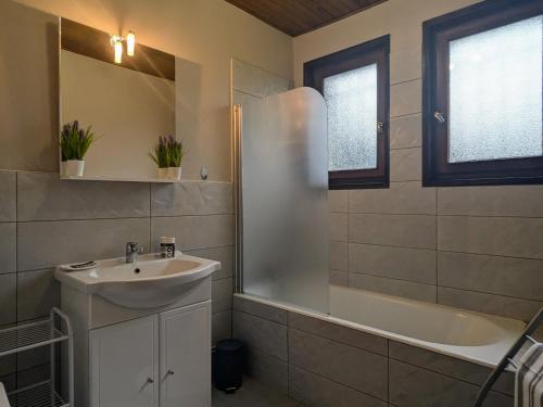 Ένα μπάνιο στο Gîte Montagne avec Cheminée - 4 chambres, Animaux acceptés - FR-1-582-243