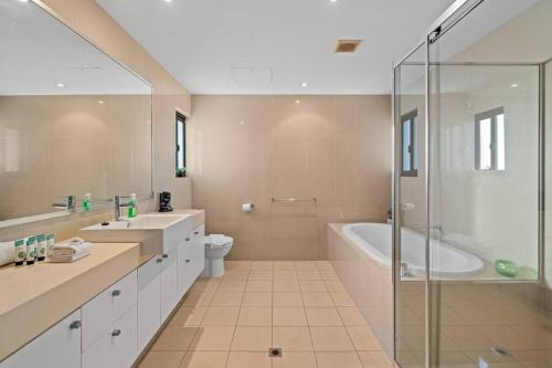 Ένα μπάνιο στο ZenLux 4BR Waterfront Penthouse Pad 270 Panoroma