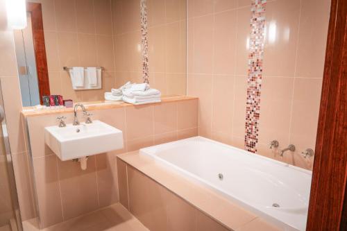 Koupelna v ubytování Lynbrook Hotel