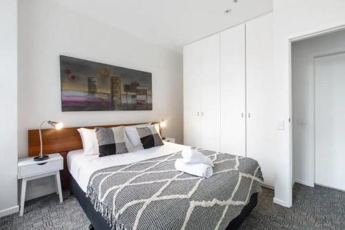 Ένα ή περισσότερα κρεβάτια σε δωμάτιο στο Two Bedroom Treasure on William - Sleeps 4