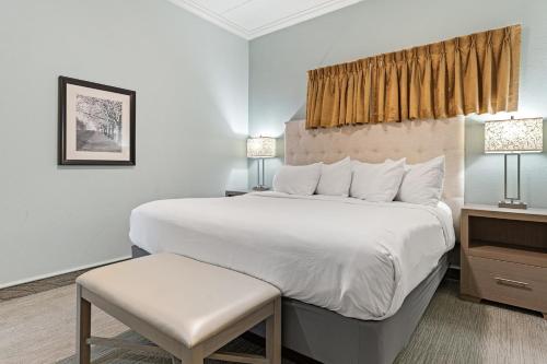 Ein Bett oder Betten in einem Zimmer der Unterkunft Cherry Tree Inn & Suites