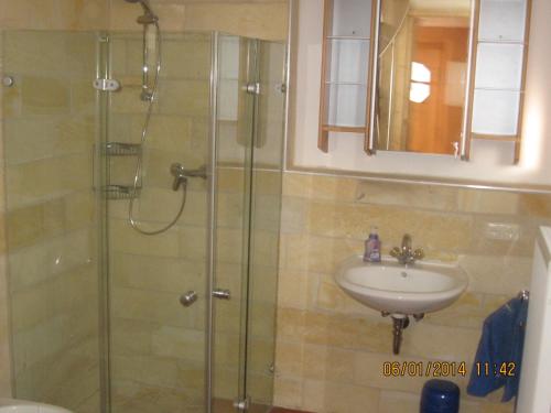 y baño con ducha y lavamanos. en Ferienhaus am Lech, en Kaufering