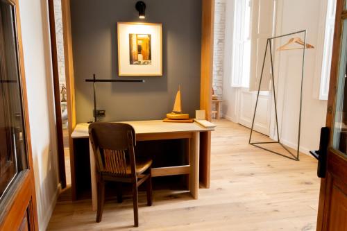 a table with a chair in a room at Casa Lahusen in Colonia del Sacramento