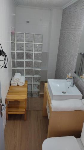 une salle de bain avec un lavabo et un comptoir avec des serviettes dans l'établissement Alojamiento junto Aeropuerto Valencia A, à Manises
