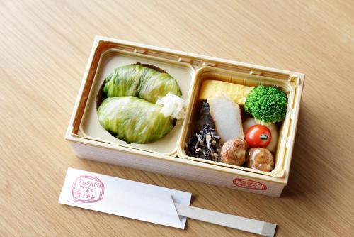 すさみ町にあるフェアフィールド･バイ･マリオット･和歌山熊野古道すさみの野菜入りランチボックス